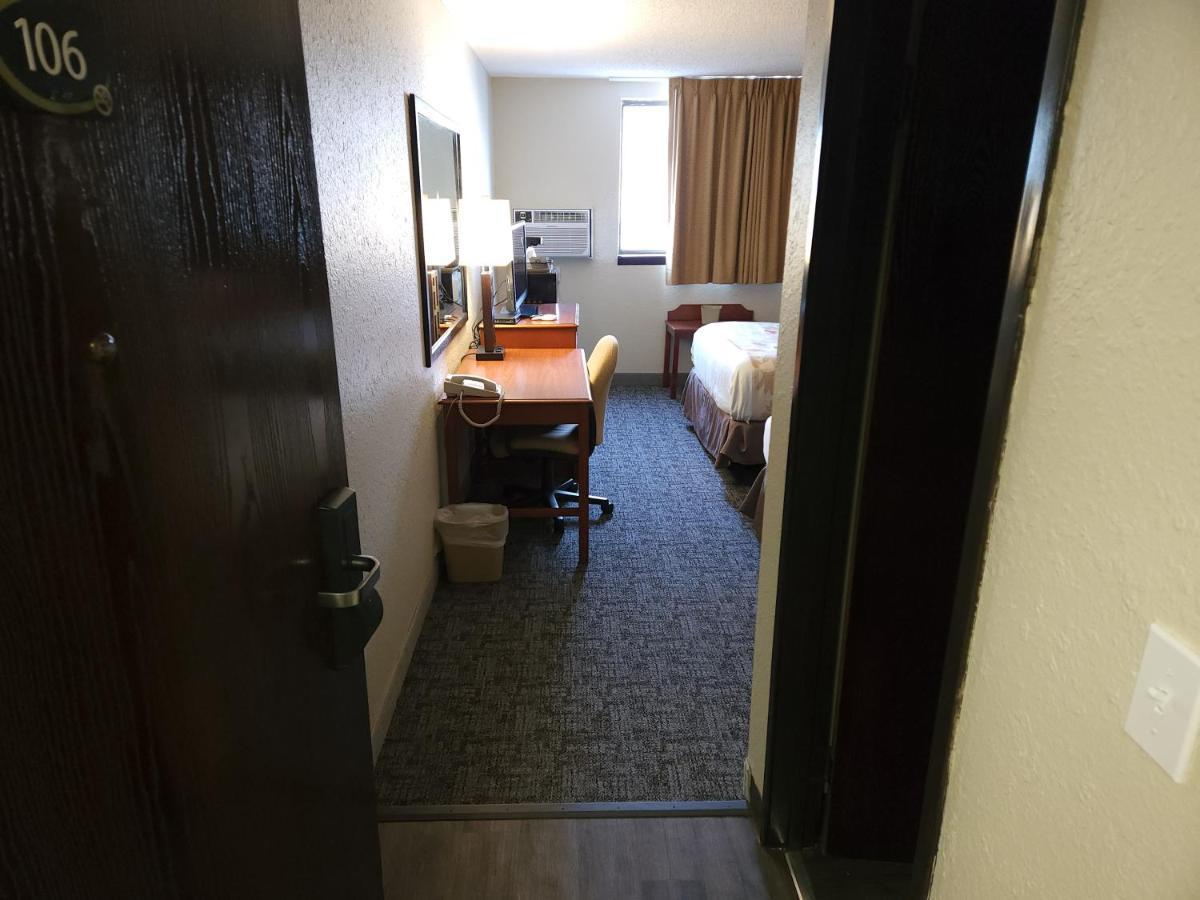 Bison Plains Lodge Moorhead Bagian luar foto
