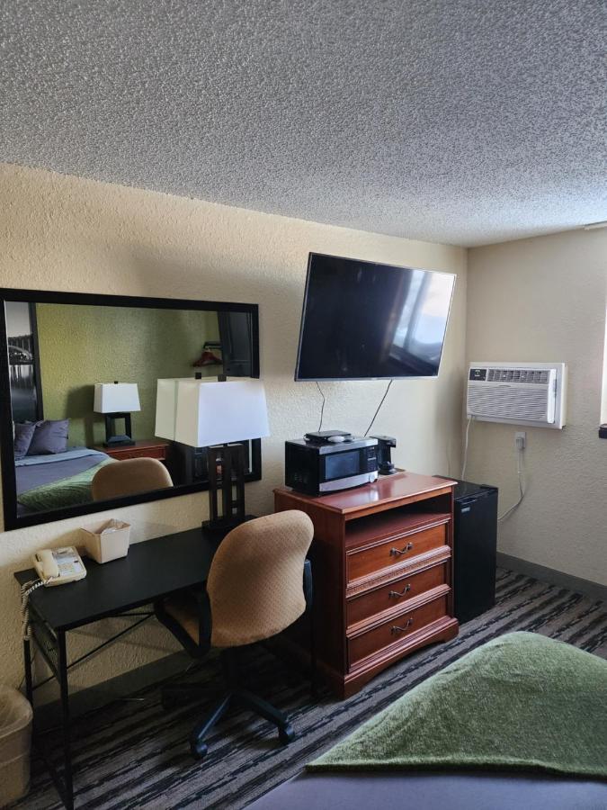 Bison Plains Lodge Moorhead Bagian luar foto