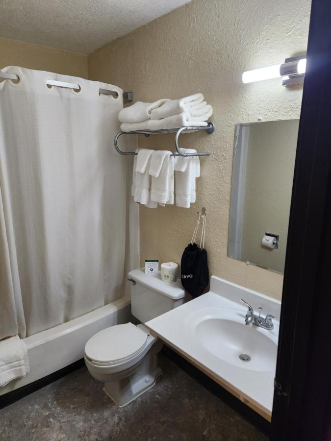 Bison Plains Lodge Moorhead Bagian luar foto