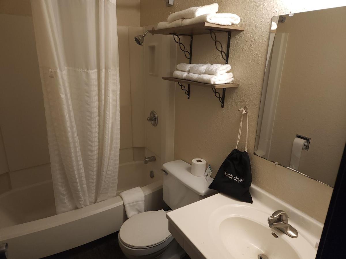 Bison Plains Lodge Moorhead Bagian luar foto